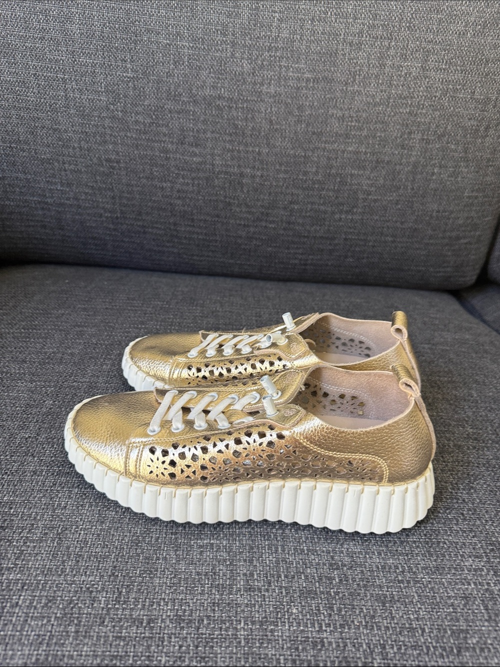 Yokono Size 39 Made in Spain Leather Metallic Gold Casual Lace-Up Sneakers